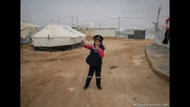 11 سالہ نسرین پولیس افسر بننا چاہتی ہیں۔ کہتی ہیں: میں نے پہلی بار خواتین پولیس پہلی بار اس وقت دیکھی جب میں 11 سال کی تھی اس سے پہلے میں اس پیشے کو اپنانے کے بارے میں نہیں سوچ رہی تھی۔ میں اس وقت سکول بھی نہیں جاتی تھی اور جانا بھی نہیں چاہتی تھی لیکن جب میں نے یہ ٹھان لی کہ میں پولیس افسر بنوں گی تو پھر میں نے اپنے خواب کی تکمیل کے لیے خوب محنت کی۔ اب جبکہ کہ میں پولیس افسر بن گئی ہوں میں لوگوں کی مدد کرتی ہوں، انھیں خطرات سے نکالتی ہوں۔