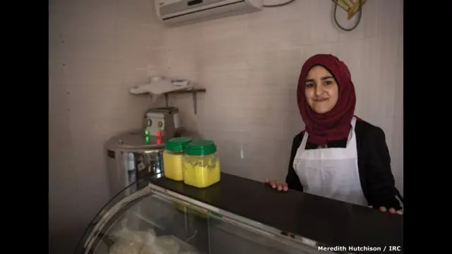 17 سالہ بسیما ڈیئری شیف کے طور پر دیکھتی ہیں۔ مجھے سدا سے کھانے پکانے کا شوق رہا۔ بچپن میں اپنی ماں کے ساتھ زیادہ تر وقت باورچی خانے میں گزارتی اور طرح طرح کی چیزیں بنانا سیکھتی۔ اب ایک شیف کے طور پر میرا اپنا ریستوراں ہے جہاں میں اپنی پسند کی چیزیں تیار کرتی ہوں اور ایک دکان ہے جہاں میں مختلف قسم کے دودھ کے سامان تیار کرکے فروخت کرتی ہوں۔