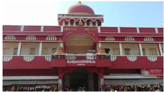 Di kota Sitamarhi terdapat sebuah kuil terkenal yang dipersembahkan bagi Sita dan ia dianggap dewi di kota itu.