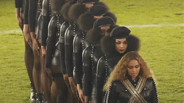 Beyoncé y bailarinas