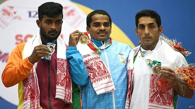 دائیں جانب پاکستان کے عبدالغفور نے 56 کلوگرام کٹیگری میں کانسی کا تمغہ حاصل کیا