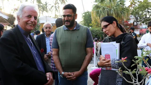 پاکستانی مصنف مستنصر حسین تارڑ ادبی میلے کے پہلے روز مختلف مباحثوں میں شریک تھے مگر لوگوں نے ان کی کم گوئی پر شکوہ کیا۔