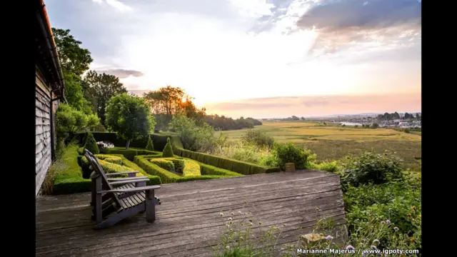 الفجر في منطقة الجلوس في الحديقة، صورة من كينت، بريطانيا، للمصورة ماريان ماجريوس، وحظيت بإشادة وإعجاب كبير.
من وجهة نظر فنية فإن التحكم في الضوء رائع كما أن التحكم في درجة اختفاء الشمس خلف أوراق الشجر على هذا النحو ليس أمرا سهلا.