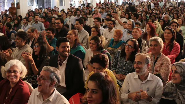 ادبی میلے میں رکھے گئے مباحثوں میں سب سے زیادہ بھیڑ پہلی بار منعقد کروائے گئے مزاحیہ مباحثے میں نظر آئی۔