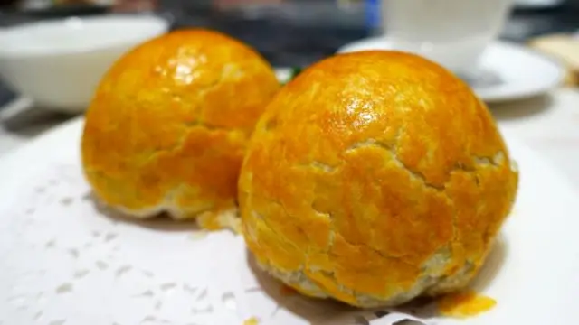 Những bánh vàng óng này lại có nhân mềm với lòng đỏ trứng bắc thảo.