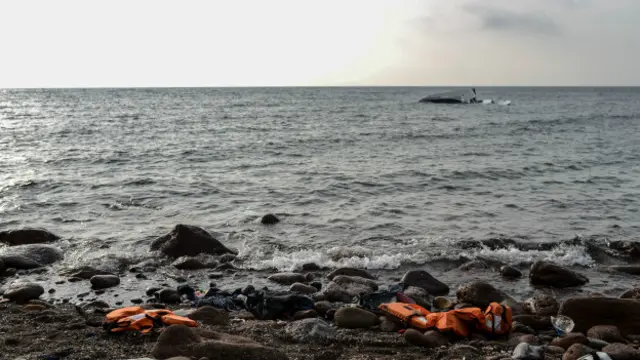 спасательные жилеты лежат на берегу