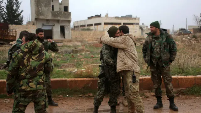 جنود من الجيش السوري يحتفلون بتقدمهم في ريف حلب