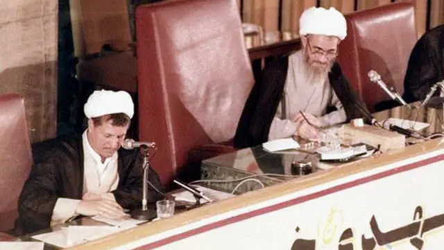 علی مشکینی رییس (راست) و اکبر هاشمی رفسنجانی نایب رییس اولین دوره مجلس خبرگان رهبری