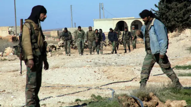 Combatientes pro gubernamentales sirios cerca de Alepo.