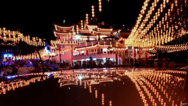 පහන් කූඩු සහ විදුලි බුබුළු වලින් ආලෝකමත් වුනු මැලේසියාවේ ක්වාලාලම්පුර් නුවර 'තියාන් හොවූ' පන්සල.