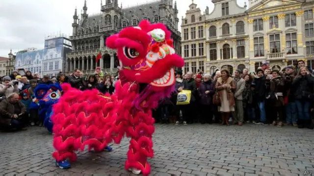 බ්‍රසෙල්ස් නුවරට පැමිණි වයිවර්ණ අමුත්තා 