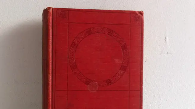 Книга в красной обложке