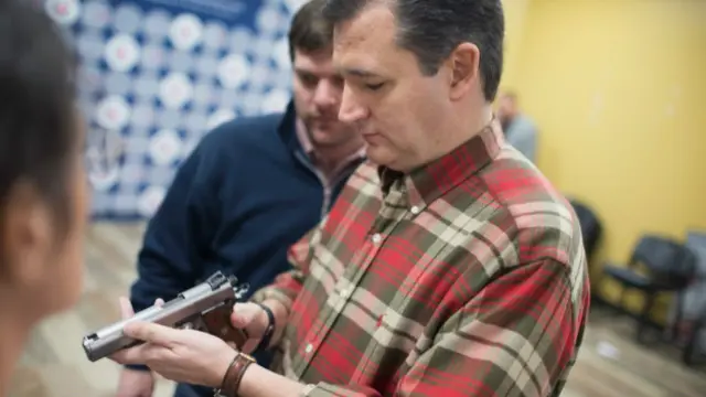 Ted Cruz con pistola