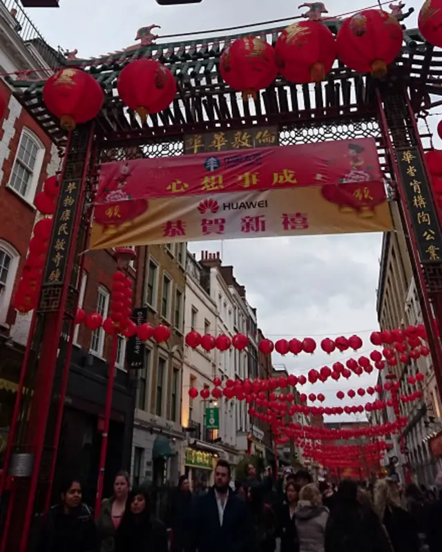 伦敦唐人街早已张灯结彩，春节气氛浓厚。（BBC英伦网图片）