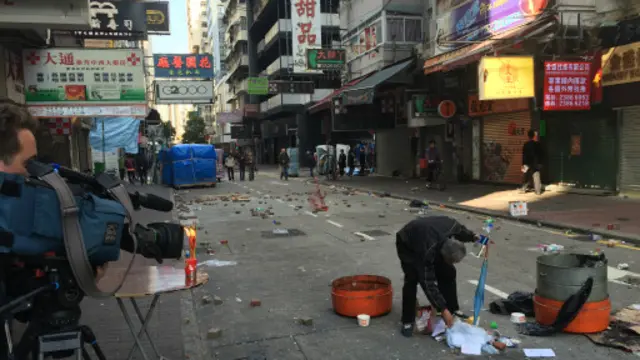 香港旺角骚乱现场一片狼藉。