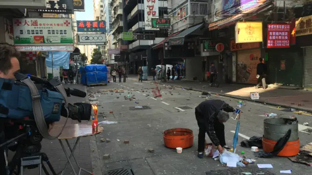 4名新闻工作者在冲突中受伤。