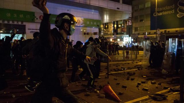 一名示威者在投擲石塊。這場衝突的很多參與者被指為年輕香港市民。