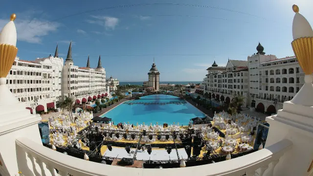 ترکیه، نزدیکترین کشور آسیایی به اروپا است که حتی بخشهایی از آن نیز در خاک اروپا قرار دارد. بنابراین دسترسی به آن برای گردشگران اروپایی بسیار سادهتر از دسترسی به ایران است.