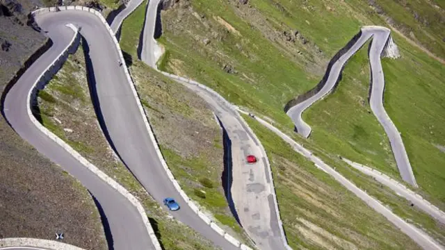 意大利北部地形險惡的斯泰爾維奧山口(Stelvio Pass)。在這裏開車千萬不要分神。(圖片來源: Tim Graham/Getty)