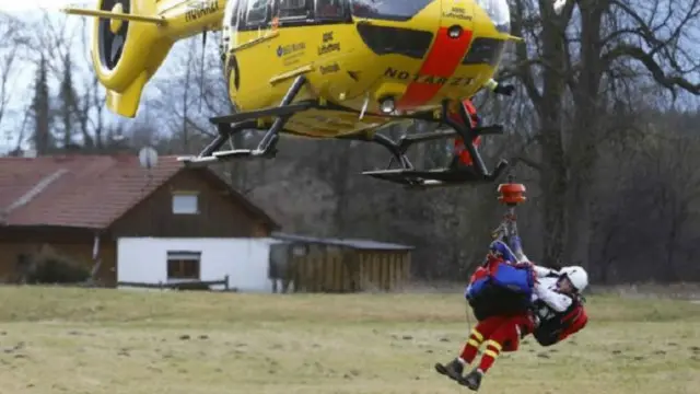 تقول الشرطة إن فرق الإنقاذ تحاول انتشال الأشخاص الذين ما زالوا محاصرين في الحطام