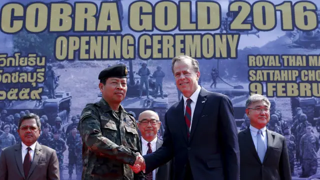 Tướng Sommai Kaoteera của Thái Lan (trá) và Đại sứ Hoa Kỳ tại Bangkok Glyn Davies trong lễ khai mạc Hổ mang Vàng tại Chonburi