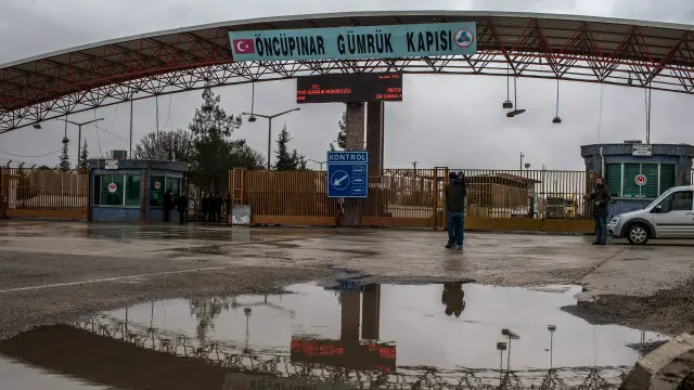 تركيا مازالت تغلق الحدود في وجه لاجئ حلب وتعمل على مساعدتهم داخل الحدود السورية