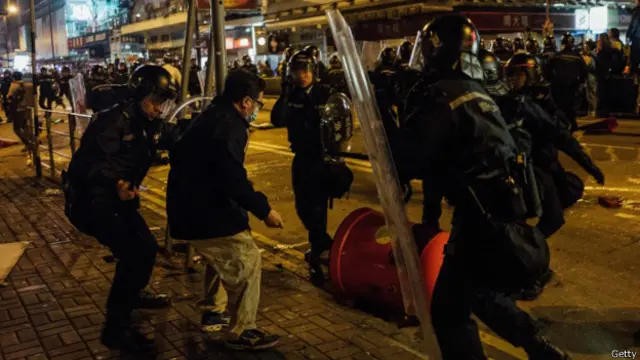 9号凌晨香港街头警察与示威者发生冲突