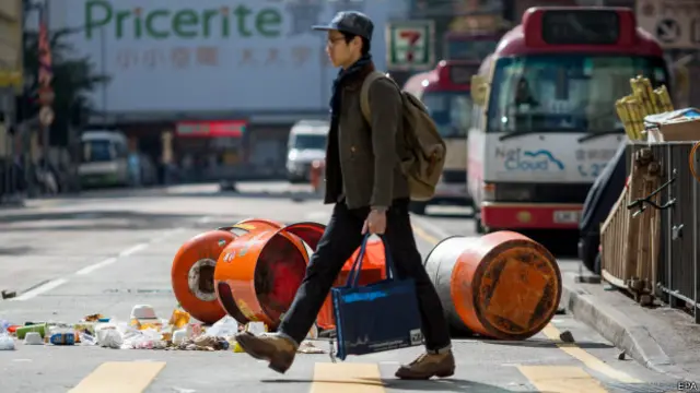香港警方周二（2月9日）表示，其已经逮捕了61名涉嫌昨晚与警方冲突的人士。这其中，52人为男性，9人为女性。