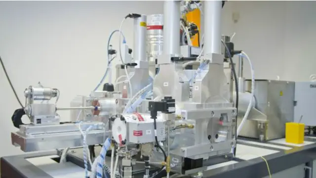 Máquina de datación por radiocarbono