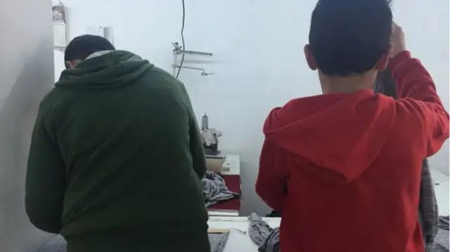 15 yaşlı Əbdürrəhman və 13 yaşlı Məhəmməd. Uşaqlar deyirlər ki, ailələrinə dəstək olmaq üçün işləməlidirlər