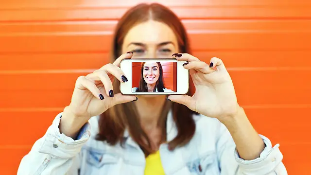 Una mujer se toma una foto a sí misma 
