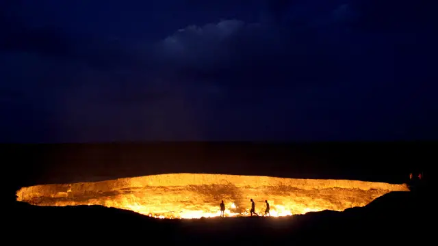 Turistas cerca del cráter