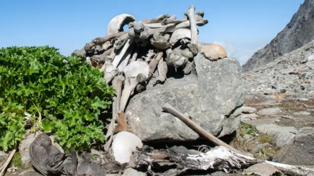 Esqueletos en el lago del mismo nombre