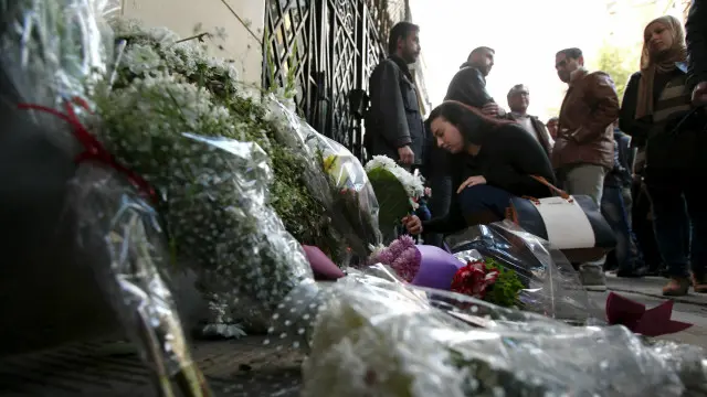 متعاطفون مع جوليو يضعون الزهور أمام السفارة الإيطالية في القاهرة