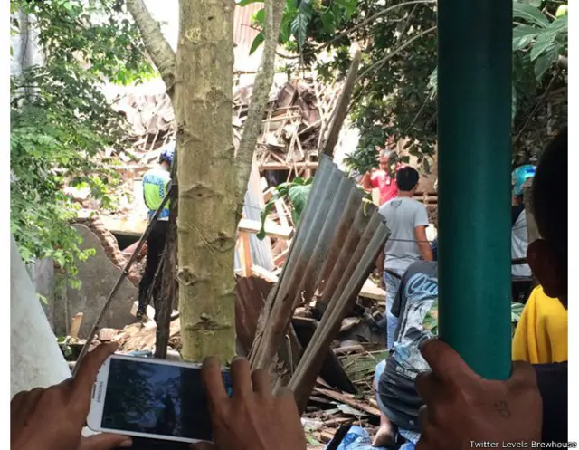 Pesawat Super Tucano jatuh di perkampungan padat di wilayah Blimbing, kota Malang, dan menewaskan empat orang -termasuk pilot dan juru mesinnya.