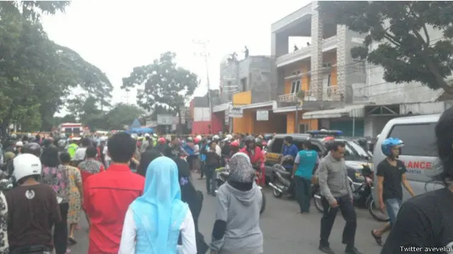 Warga sekitar mendatangi lokasi jatuhnya pesawat di kawasan Blimbing, Malang.