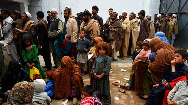 ہر سال گرمیوں میں افغان اپنے وطن جاتے تھے لیکن اس سال کم ہی لوگ جا رہے ہیں