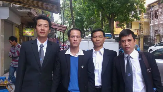 Luật sư Lê Văn Luân (áo xanh) là một trong những người tham gia tự ứng cử đại biểu Quốc hội khóa 14