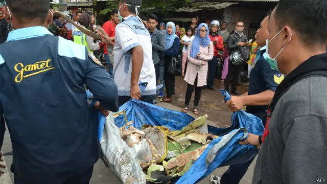 Upaya evakuasi potongan pesawat TNI AU yang jatuh di Malang, Rabu (10/02) siang. 