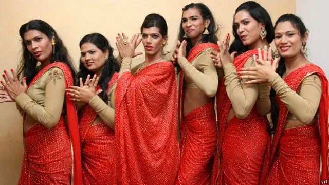 भारत के ट्रांसजेंडरों के बैंड का सदस्य.