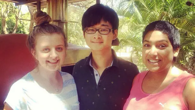 Сюзи Мэгги Торн, слева, с подругой Деборой Брейшо, справа, и их товарищ по работе на ферме Манго Плейс