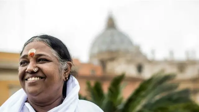 مشہور خاتون گرو ماتا امرتا نندمئی ہپستال، ٹی وی چینل، انجنیئرنگ کالج اور بزنس سکول چلاتی ہیں