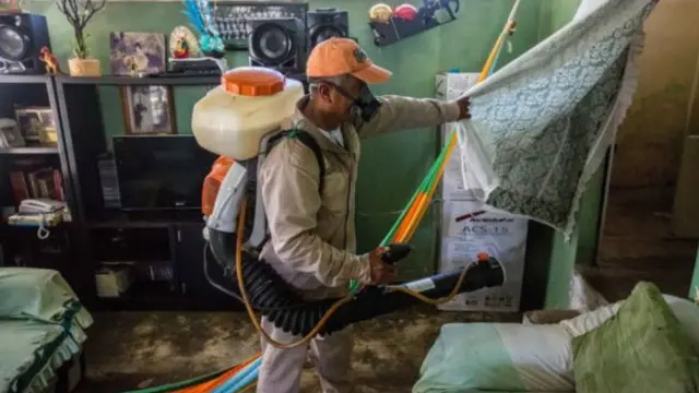 يرش السكان في الأماكن المتضررة منازلهم لمكافحة البعوض الناقل لفيروس زيكا.