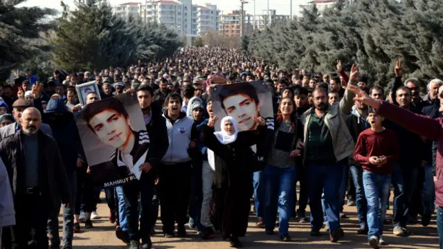 Diyarbakır'da toplanan kalabalık, Cizre'deki 16 yaşındaki Mahmut Bulak'ın öldürüldüğü operasyonları protesto etti.