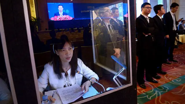 Синхронна перекладачка на саміті АТЕС