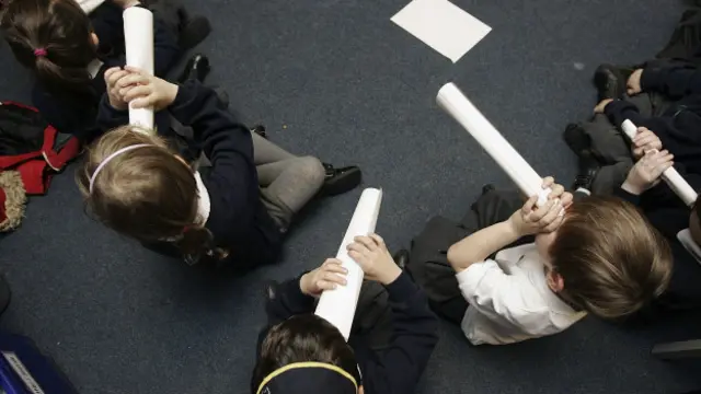 Школьники на полу