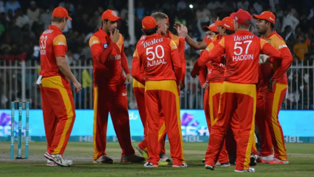 اسلام آباد یونائٹیڈ کے کپتان مصباح الحق جس انداز میں اپنی ٹیم کو لڑا رہے ہیں اسے بہت سراہا جا رہا ہے