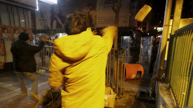 示威者向警察扔砖头