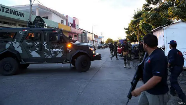 Después de que el gobierno lo había dado por muerto en 2010, Nazario Moreno, capo de los Caballeros Templarios murió realmente en 2014. En la imagen, la policía y el ejército vigilan la morgue donde se encuentra su cuerpo.