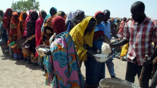 برید د خوړو وېشلو پرمهال شوی، چې کډوال په کتارونو کې ورته ولاړ وو